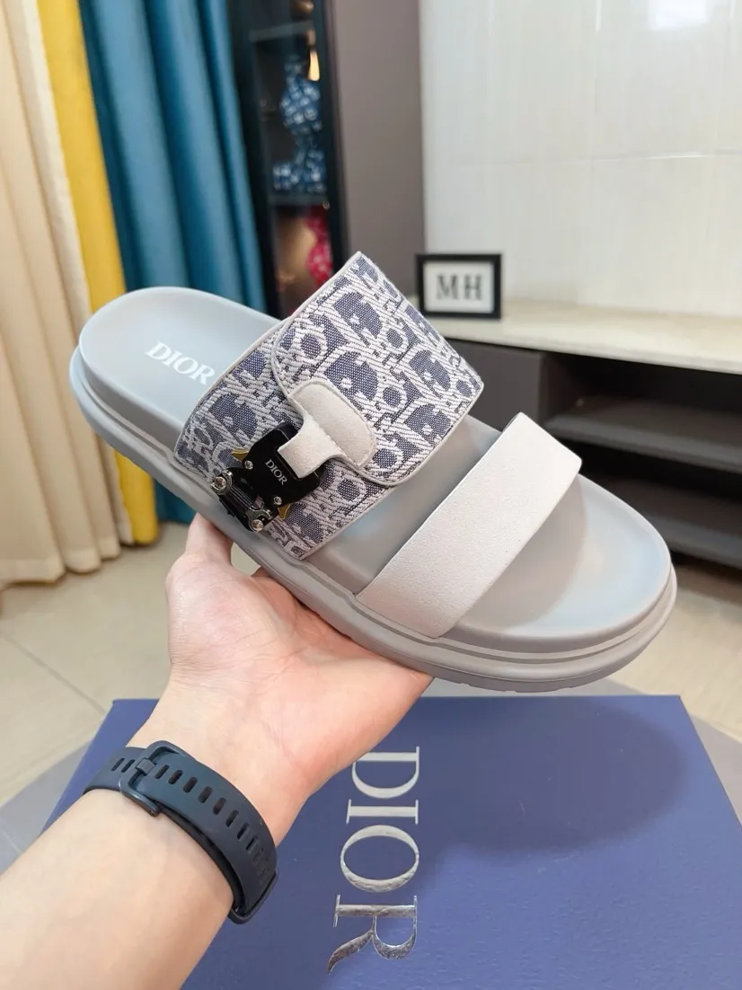 Men's Men's Shoes 💰320🌸🌸Dior Aqua Men's Sandals Slippers. Showcasing Dior haute couture design. The Dior gray suede strap is accented with an aluminum Dior buckle for added style. Paired with a comfortable tonal notch sole, they pair easily with shorts or jeans for a sophisticated look. Main body: suede cow leather, technical fabric lining: cow leather, with adjustable straps, aluminum Dior buckle, Dior gray EVA insole, tonal notch rubber outsole splicing structure👌👌size: 38-44 (45.46 customized)